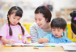 幼稚園でぬりえをする様子