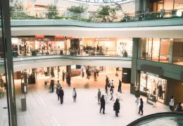 ショッピングモールの広場